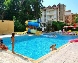 哈德夫克丽奥佩特拉金日酒店 - 阿拉尼亚 - 游泳池
