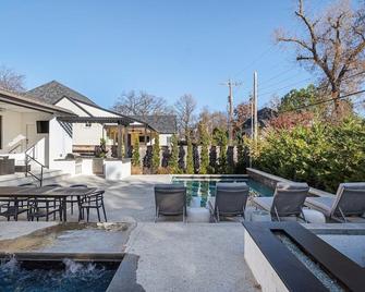 Gathering Place Luxury-Pool/Spa/Outdoorkitchen - 图尔萨 - 游泳池