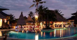 巴厘岛拉玛海滩别墅度假村 - 库塔 - 游泳池