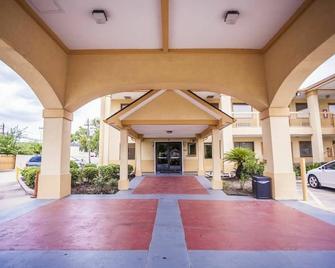 市中心霍比套房酒店 - 休斯顿 - 建筑