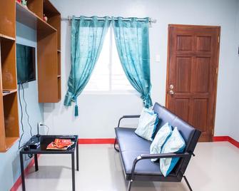 All-New Apartment #202 1BR with Balcony and Free Parking - 卡加廷德奥罗 - 客厅
