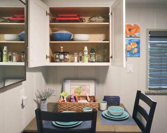Charming Remodeled Studio Retreat w Front Garden - 萨克拉门托 - 餐厅