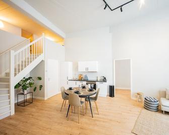 Two-Bedroom Apartment Bs-Bsh - 鹿特丹 - 餐厅