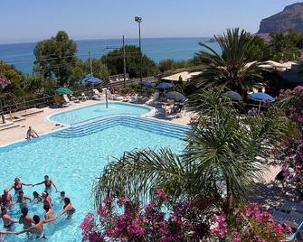 萨比多罗圣卢西亚酒店 - 切法卢 - 游泳池