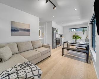 New Modern Dunbar Laneway Getaway - 温哥华 - 客厅