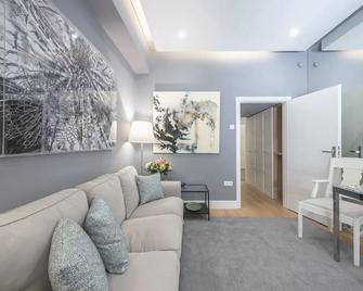 Charming apartment in Kolonaki, Peridot - Homes - 雅典 - 客厅