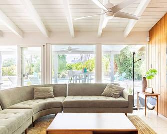 Uptown Design District Walking distance to Downtown Palm Springs! - 棕榈泉 - 客厅