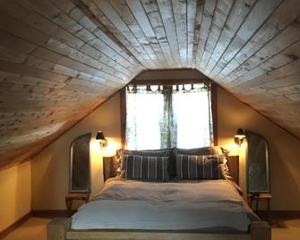Charming Private Year Round Cottage, close to all amenities - 吉姆利 - 睡房