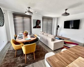 Acogedora Casa En Madrid Con Piscina Pri - 马德里 - 餐厅