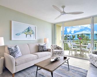 Fully renovated Condo with Private Balcony, Shared Pool, Hot Tub and Parking - 基韦斯特 - 客厅