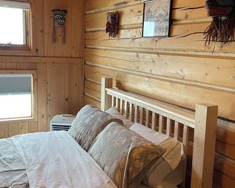 Log cabin with large deck and 6 person hot tub - 道森市 - 睡房