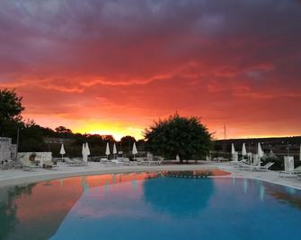 马萨尔利亚托里切拉酒店 - 阿尔贝罗贝洛 - 游泳池