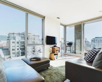 Easy Eastside - Urban Chic with a Rooftop Pool Oasis - 墨尔本 - 客厅