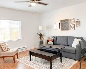 Beautiful Work Stay Retreat in Pueblo Near Downtown - 普韦布洛 - 客厅