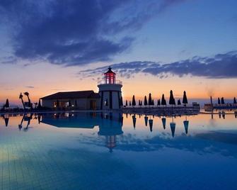 Sealight Resort Hotel - 库萨达斯 - 游泳池