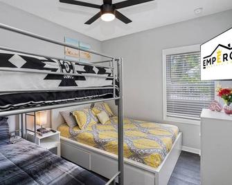 Stunning & Perfect Home Near Downtown Tampa & Y - 坦帕 - 睡房