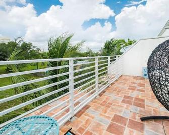Location, Location, & Luxury!! W/ 3br 3.5bath - 劳德代尔堡 - 阳台