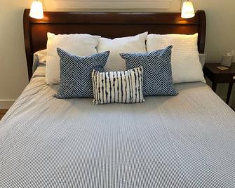 3 Bedroom 2 1/2 Bath House 1 1/2 Blocks From Main Street, One Block From Harbor. - 楠塔基特 - 睡房