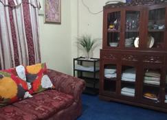 Vacation rental, in the heart of Bacolod City Philippines close to SM Mall, - 巴科洛德 - 客厅