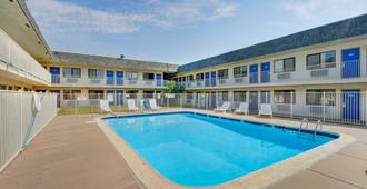 堪萨斯威奇托 6 号汽车旅馆 - 威奇托 - 游泳池