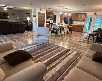 Cozy Equestrian Villa 5 Min To Wec & Fast - 奥卡拉 - 客厅