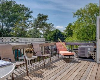 New Listing: Walk To Everything From This Ideally Located Westhampton Beach - Westhampton Beach - 阳台