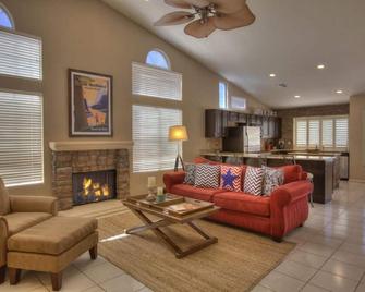 4 Bedroom Single Story Golf Course Home, Heated Diving Pool + Slide, & Hot Tub - 凤凰城 - 客厅