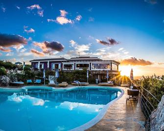 巴贾洛丽亚度假酒店 - 卡斯特尔萨多 - 游泳池