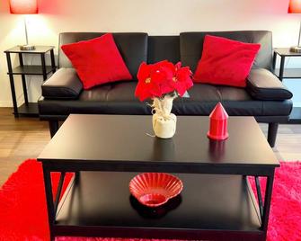 Beautiful 1-bedroom with WiFi, fitness, and riverfront views downtown Detroit - 底特律 - 客厅