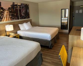 戴斯堪萨斯城汽车旅馆 - 堪萨斯城 - 睡房