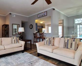 Few Mins to Ballantyne-Pet Friendly-1 Level Home - 派恩维尔 - 客厅