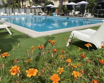拉佩而拉酒店 - 里瓦 - 游泳池