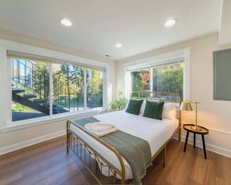 Spacious 4b2b house / Partial lake views/ Backyard - 西雅图 - 睡房
