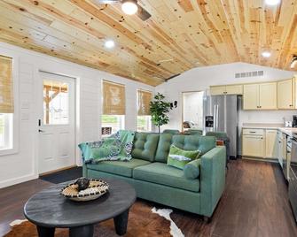 The Lodges at Eden Reserve - Pet Friendly Cabins Near Ark - 威廉斯敦 - 客厅