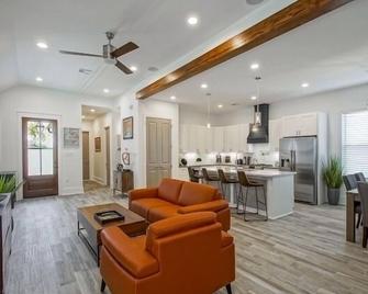 Fabulous Gated New Construction 3 bed 2 bath HOME only 4 miles from Downtown! - 新奥尔良 - 客厅