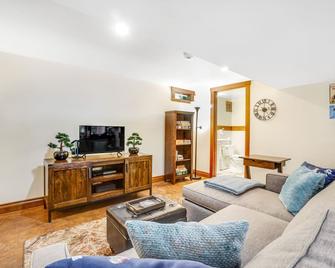 New listing Adorable condo for two w/ private courtyard & perfect location - 西雅图 - 客厅
