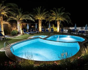 拉嘉恰度假酒店 - 阿尔扎凯纳 - 游泳池