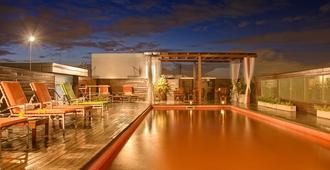 百老汇套房酒店 - 布宜诺斯艾利斯 - 游泳池