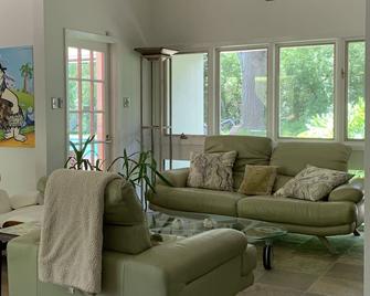 Impeccable Contemporary World Heritage Oasis - 圣安东尼奥 - 客厅