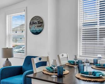 Highly Rated Beach House - 6 Badges, Outdoor Patio, Grill - 3 Blocks to Beach & Boards - 贝尔马 - 餐厅