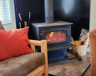 Cozy Cottage right on Chance Harbour - Trenton - 客厅