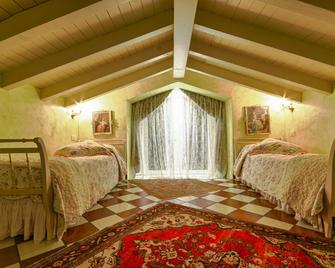 B&B La Maison degli Angeli - 代森扎诺-德尔加达 - 睡房