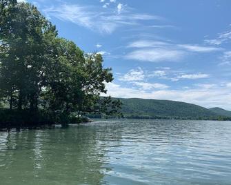 Northern Lake George Beautiful Log Home With Direct Water Front - 泰孔德罗加 - 户外景观
