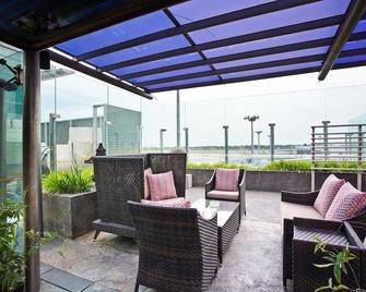二号航站楼大使过境休息室酒店 - 新加坡 - 露台