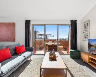 Spacious Inner-West 2-Bed with Alfresco Dining - 悉尼 - 客厅