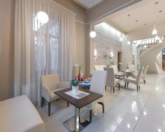 Valensija Studio Apartment Hotel - 尤尔马拉 - 客厅