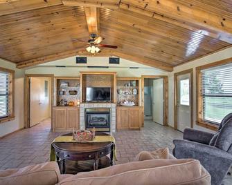 Pet-Friendly Efficiency Cottage with Pool! - 卡利拉(俄克拉荷马州) - 客厅