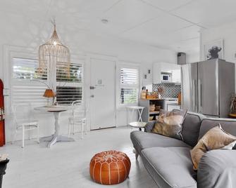 Adrift - Pet-friendly - 5 min Walk to Bay - Rustic Charm - 艾瑞维尔湾 - 客厅