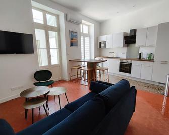 Bright and modern 3-bedroom apartment, 90m2 with Air condition, in Beziers - 贝济耶 - 客厅