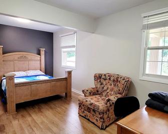 Niagara Falls Villa with Private pool, hottub, water view and Breakfast - 尼亚加拉瀑布 - 睡房
